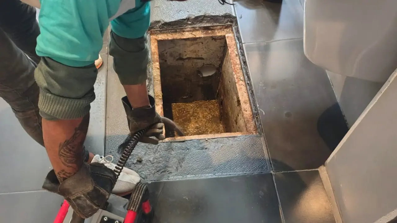 Proceso de desazolve con equipo eléctrico